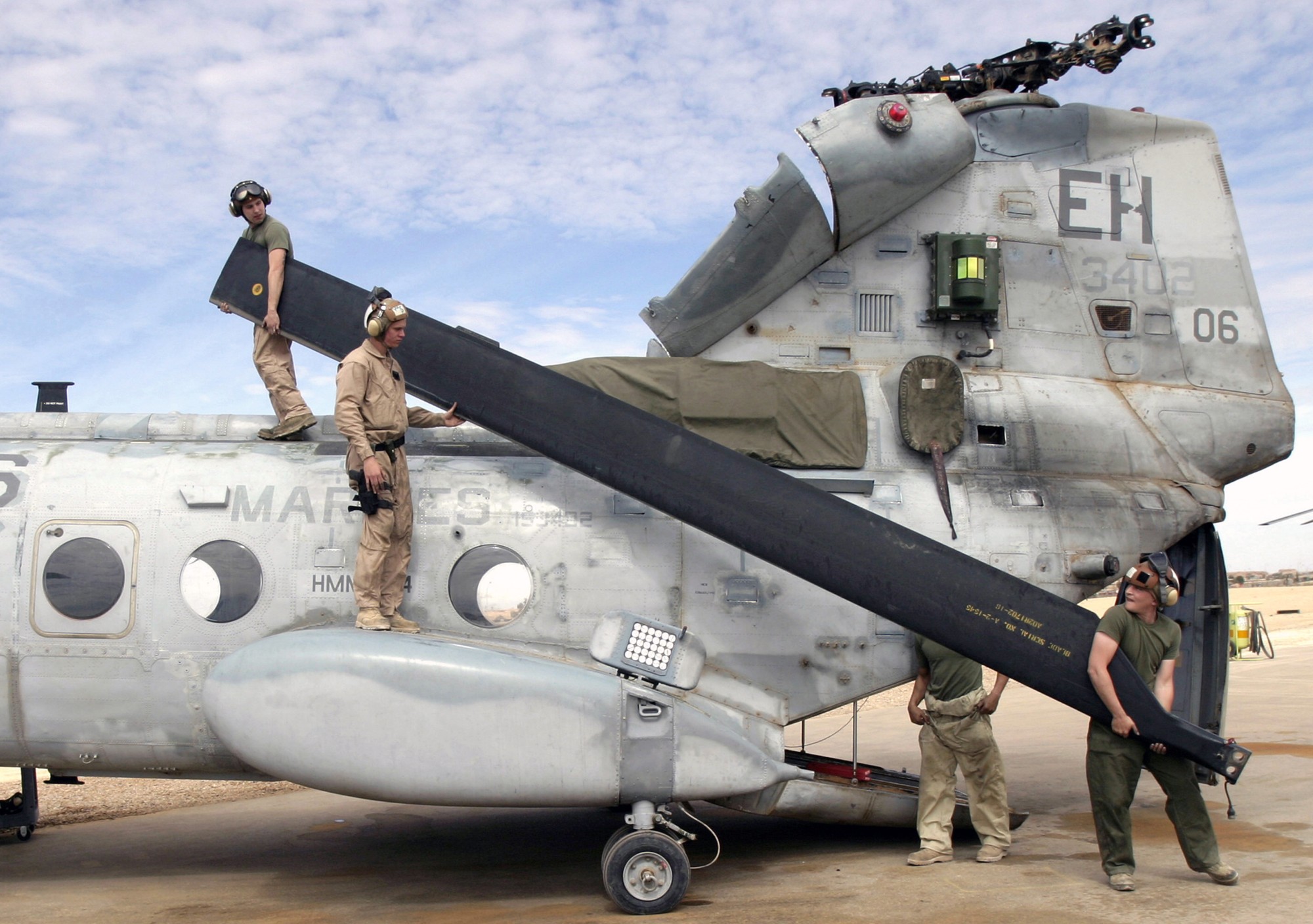 hmm-264 black knights ch-46e sea knight marine medium helicopter squadron usmc 12