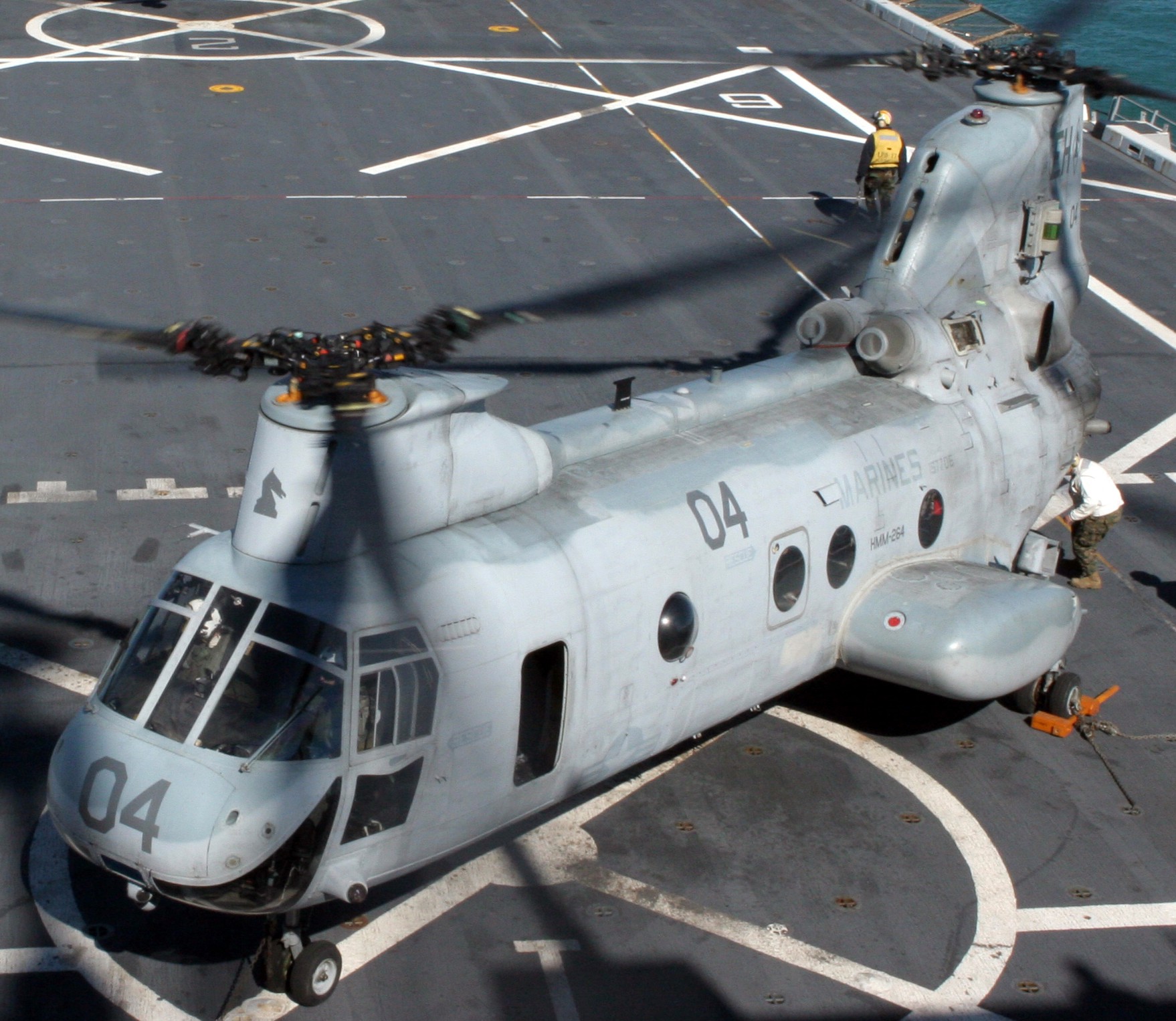 hmm-264 black knights ch-46e sea knight marine medium helicopter squadron usmc lpd-17 uss san antonio 25