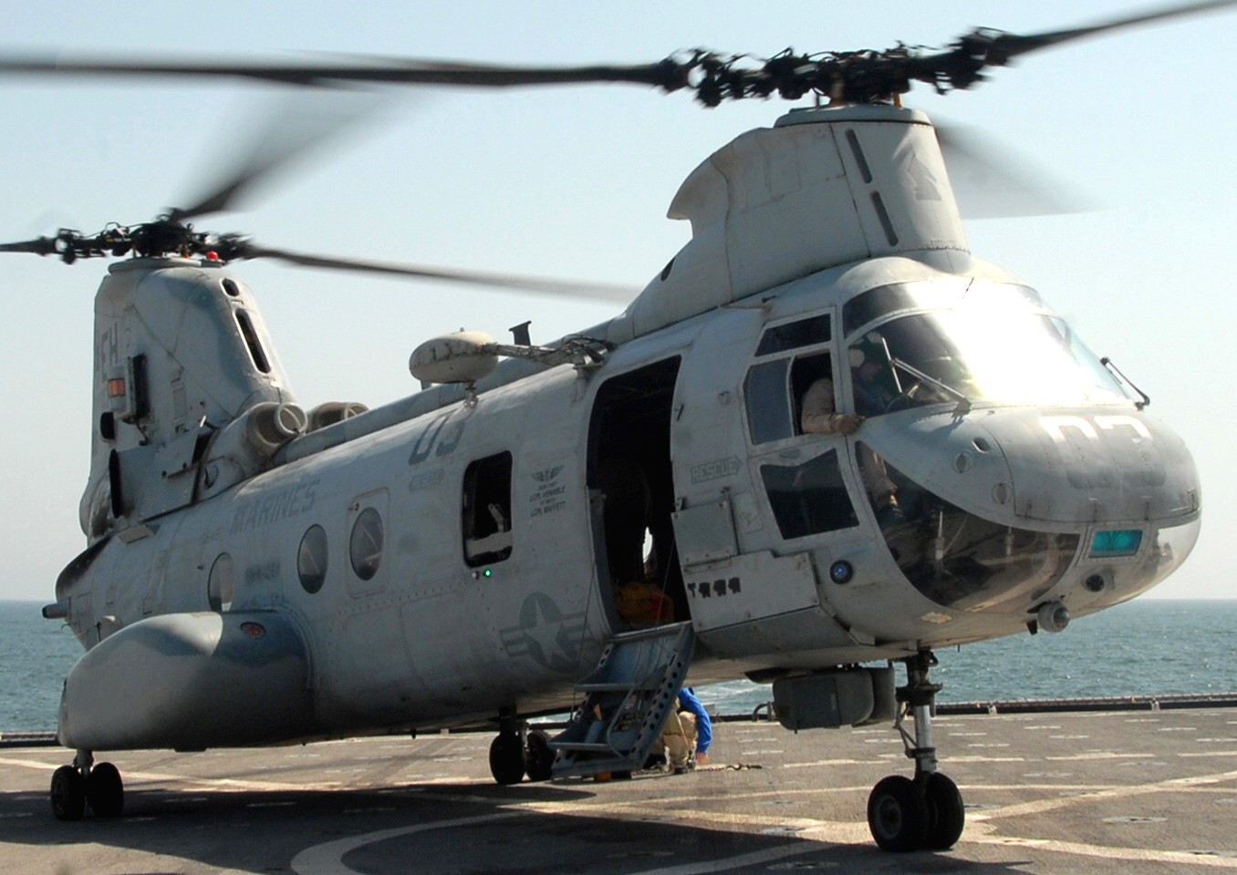 hmm-264 black knights ch-46e sea knight marine medium helicopter squadron usmc lsd-50 uss carter hall 40
