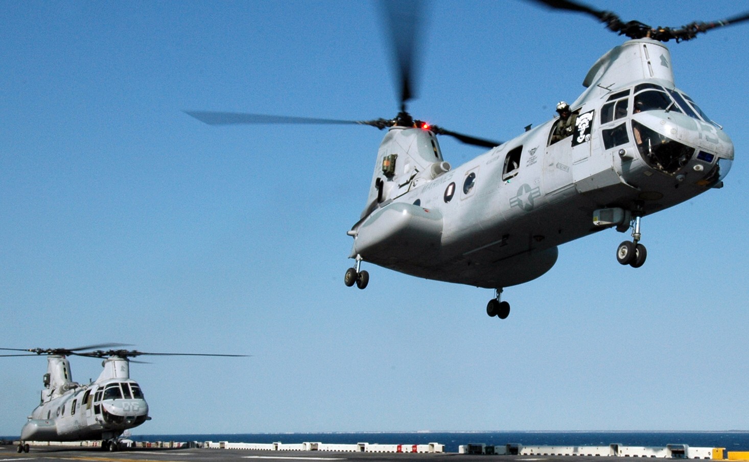 hmm-264 black knights ch-46e sea knight marine medium helicopter squadron usmc lhd-7 uss iwo jima 45