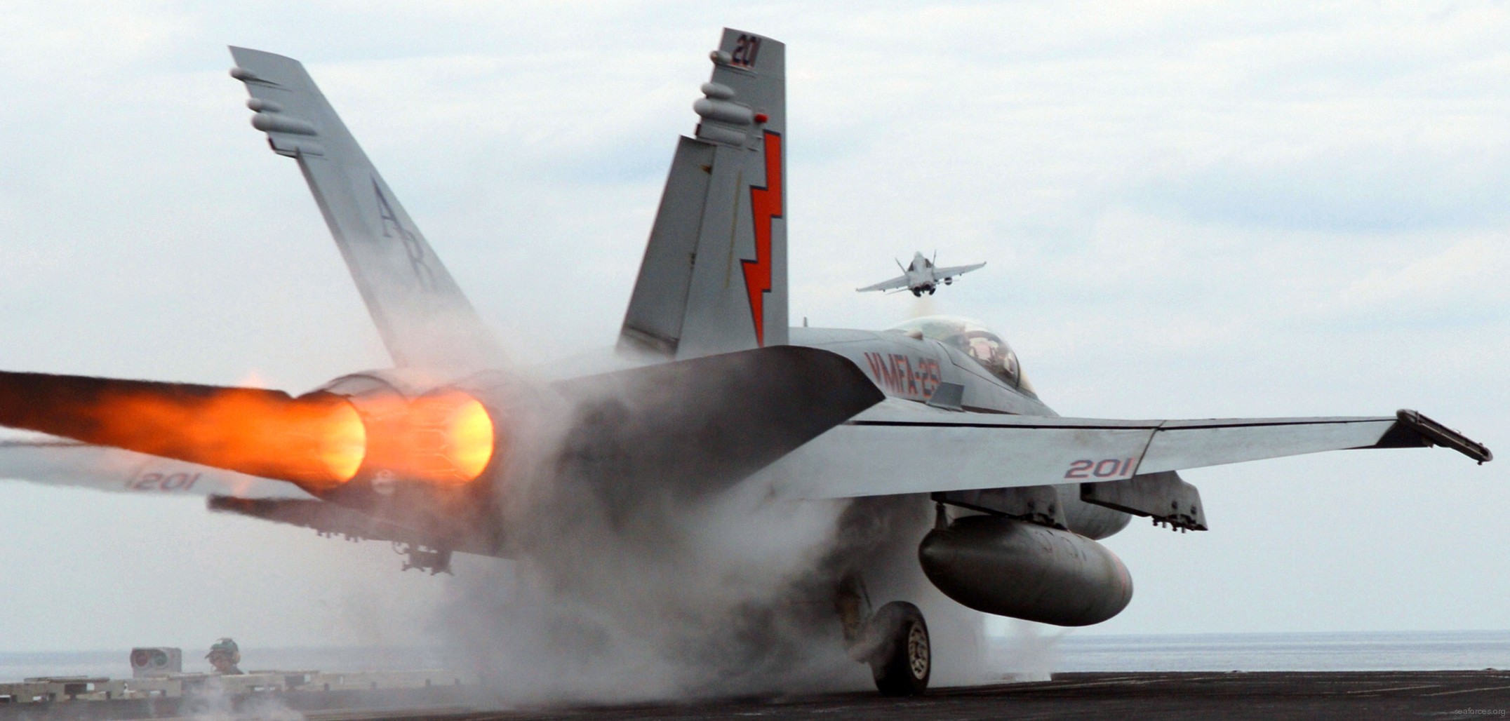 vmfa-251 thunderbolts marine fighter attack squadron f/a-18c hornet cvw-1 uss enterprise cvn-65 45