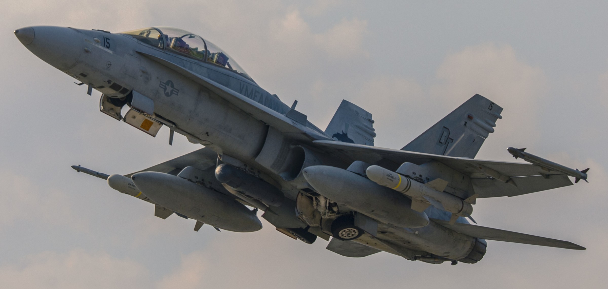 vmfa(aw)-242 bats marine all-weather fighter attack squadron usmc f/a-18d hornet 118 mcas iwakuni japan