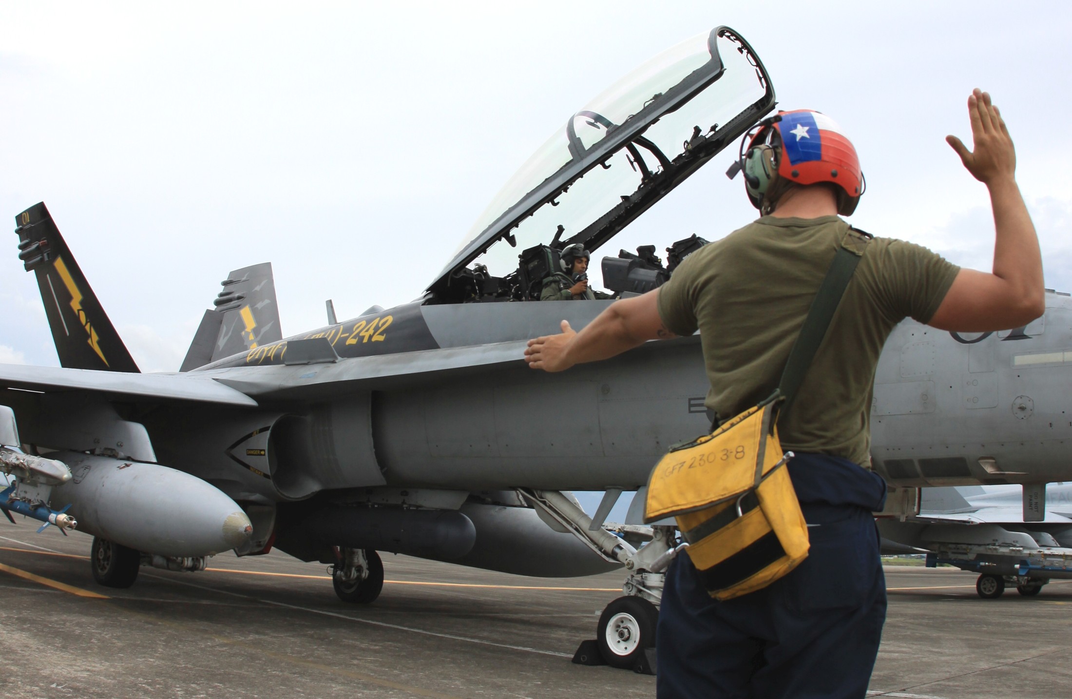 vmfa(aw)-242 bats marine all-weather fighter attack squadron usmc f/a-18d hornet 33 clark philippines