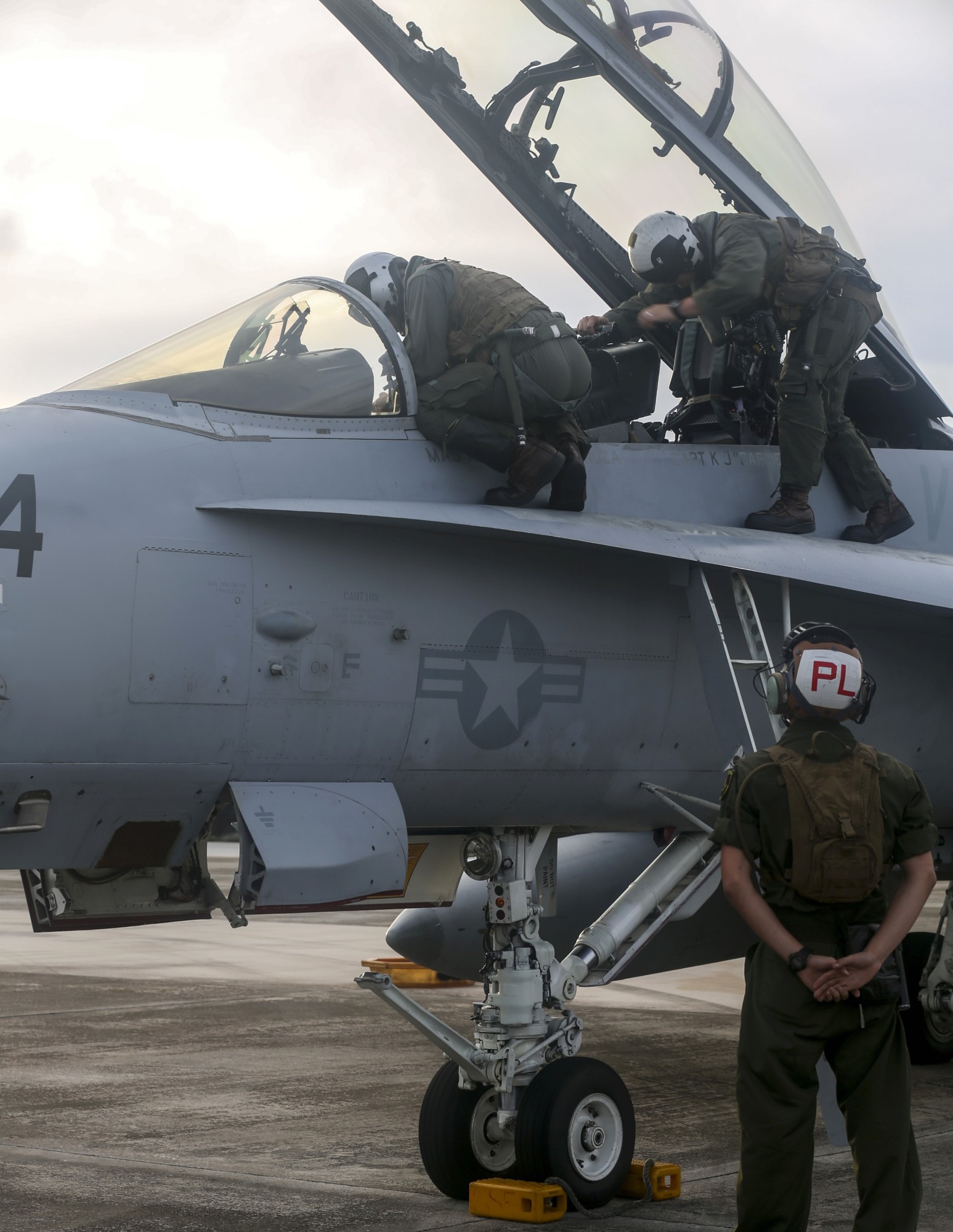 vmfa(aw)-242 bats marine all-weather fighter attack squadron usmc f/a-18d hornet 61
