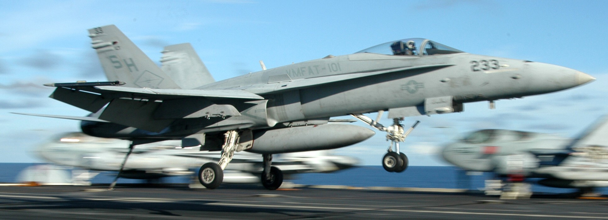 vmfat-101 sharpshooters marine fighter attack training squadron f/a-18c hornet cvn-71 uss theodore roosevelt 105