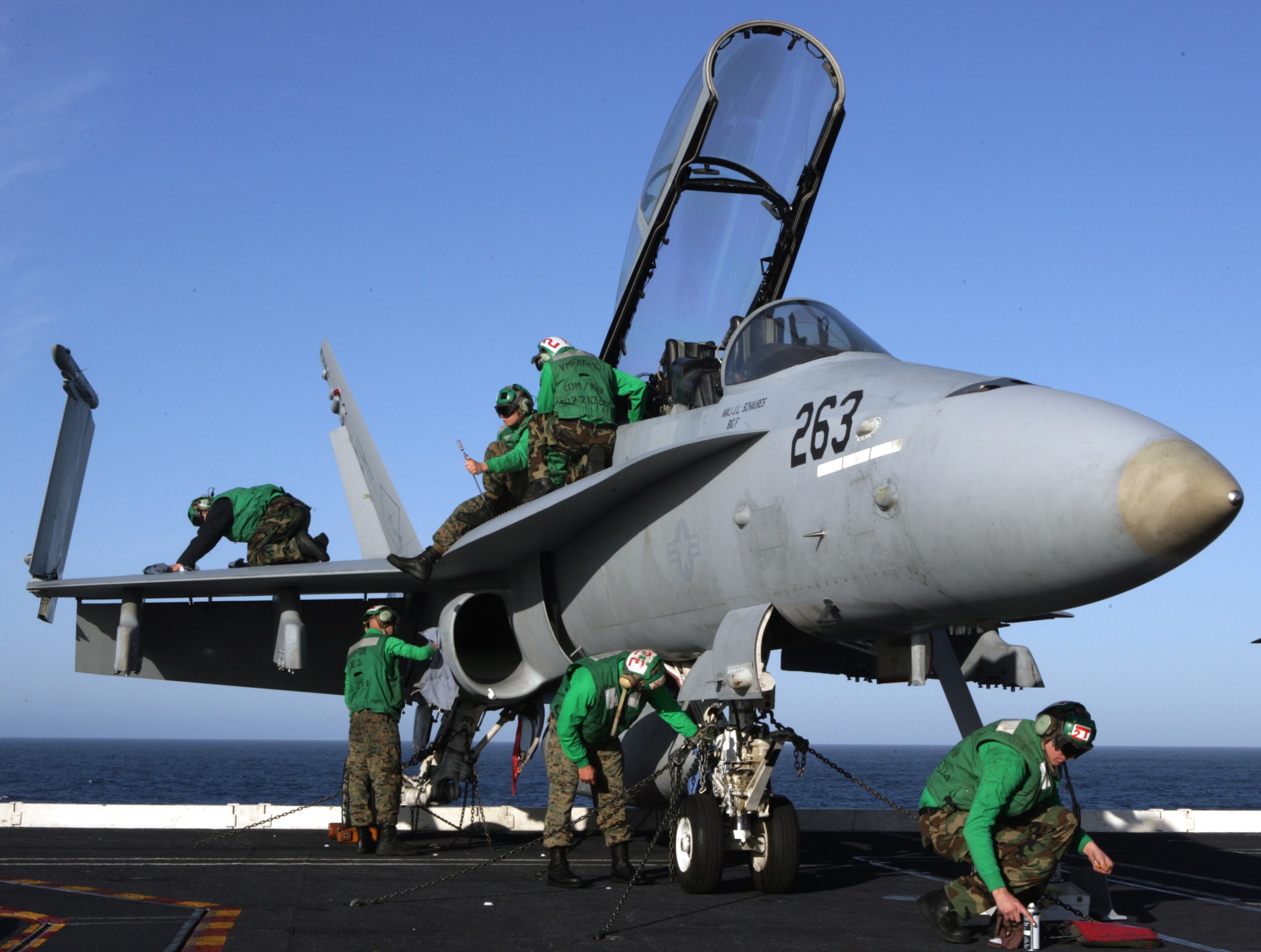 vmfat-101 sharpshooters marine fighter attack training squadron f/a-18d hornet 12