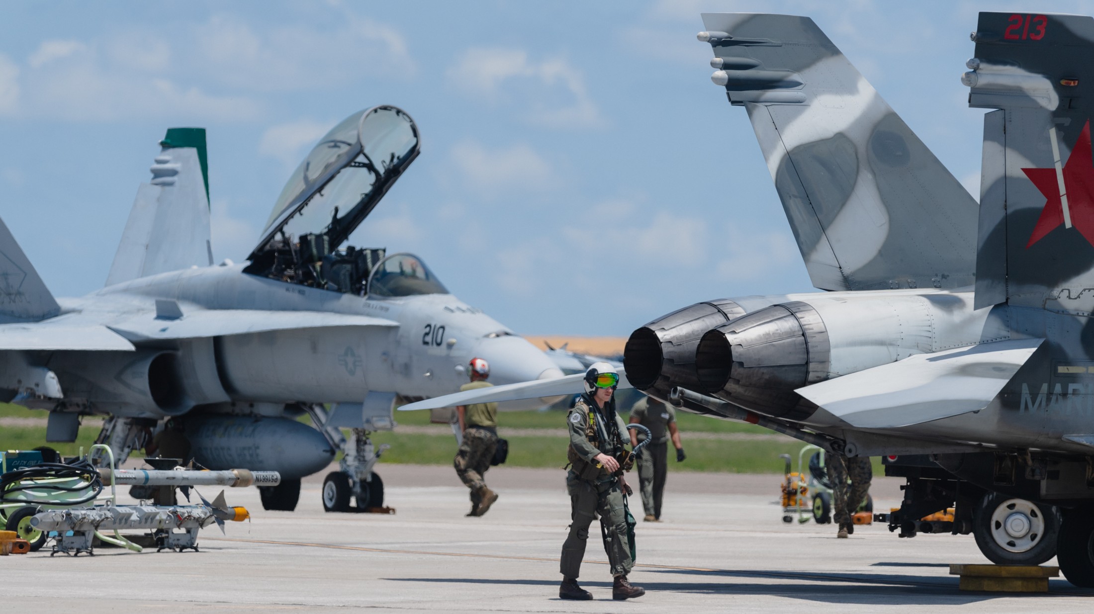 vmfat-101 sharpshooters marine fighter attack training squadron f/a-18d hornet macdill afb florida 120