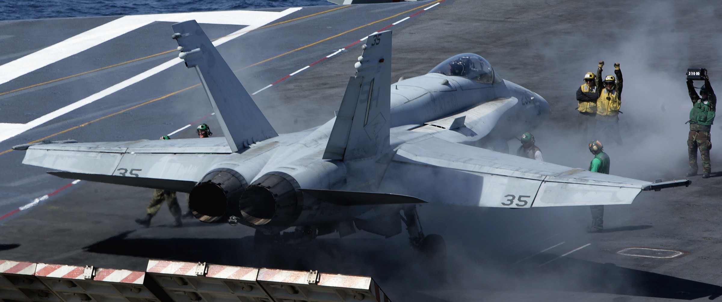 vmfat-101 sharpshooters marine fighter attack training squadron f/a-18c hornet 34