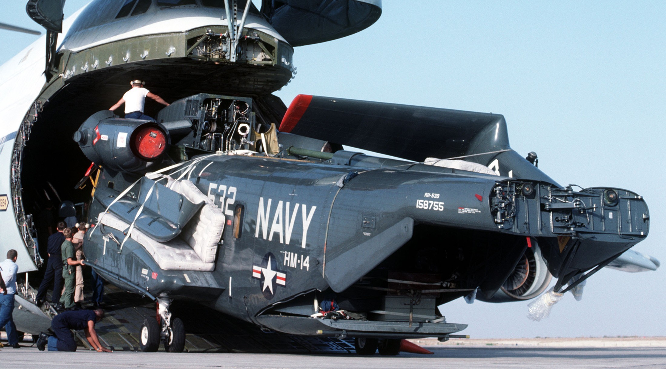 hm-14 vanguard helicopter mine countermeasures squadron navy rh-53d sea stallion 81 usaf c-5 galaxy