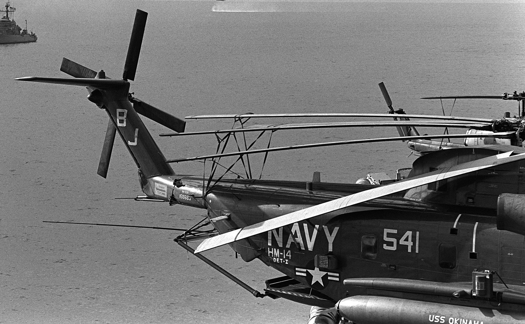 hm-14 vanguard helicopter mine countermeasures squadron navy rh-53d sea stallion 88 uss okinawa lph-3