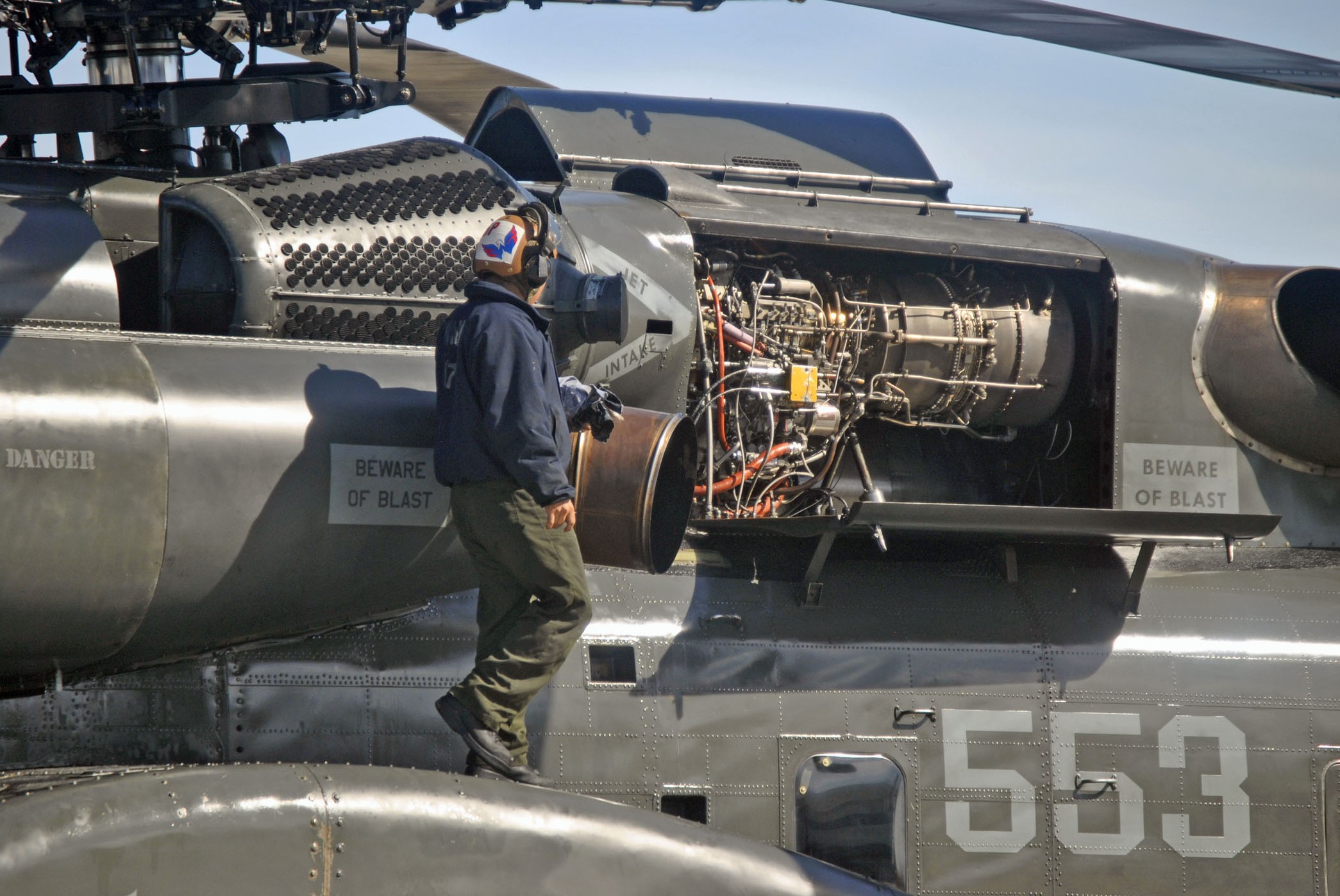hm-14 vanguard helicopter mine countermeasures squadron navy mh-53e sea dragon 147 engine maintenance