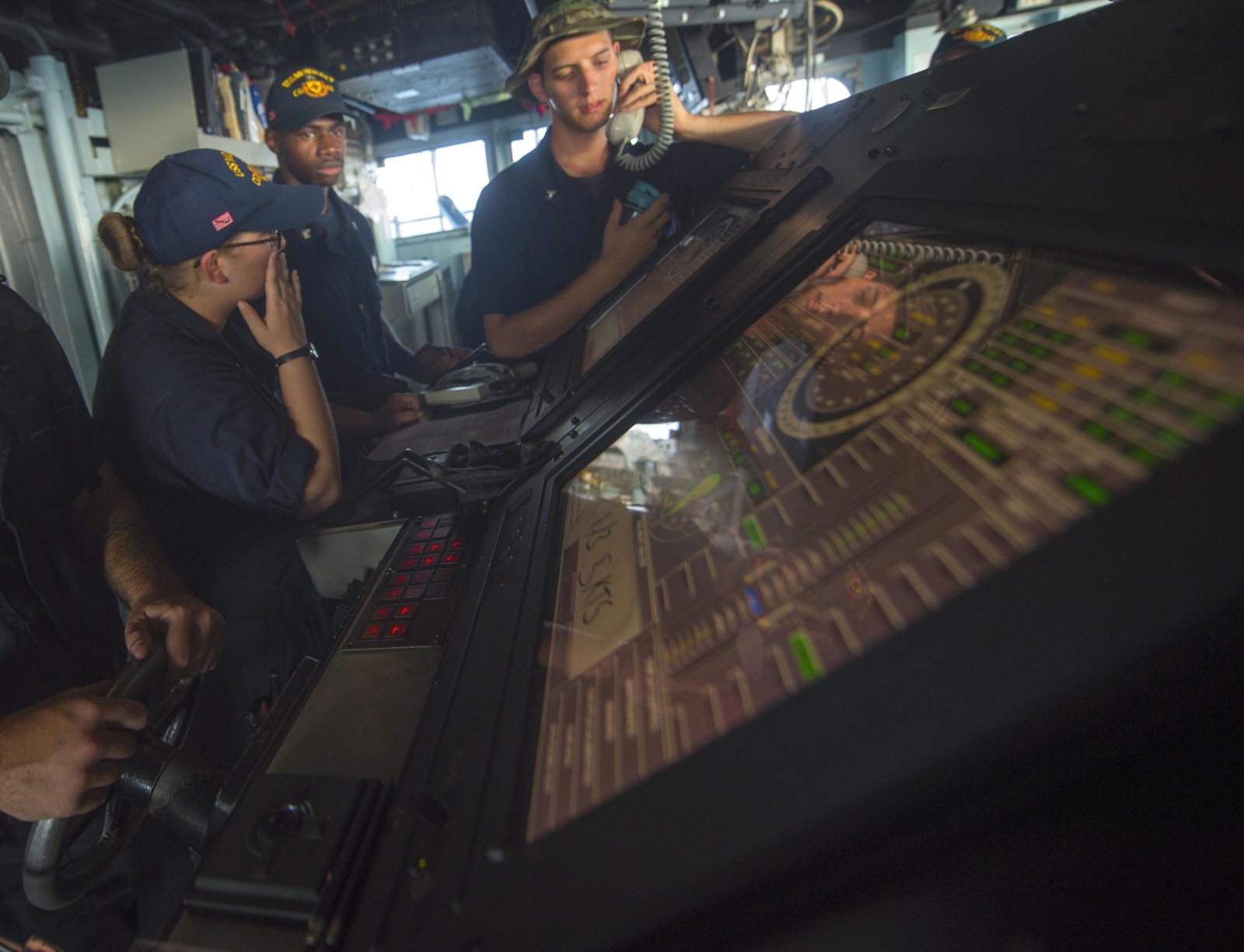 cg-61 uss monterey ticonderoga class guided missile cruiser aegis us navy bridge helm 84