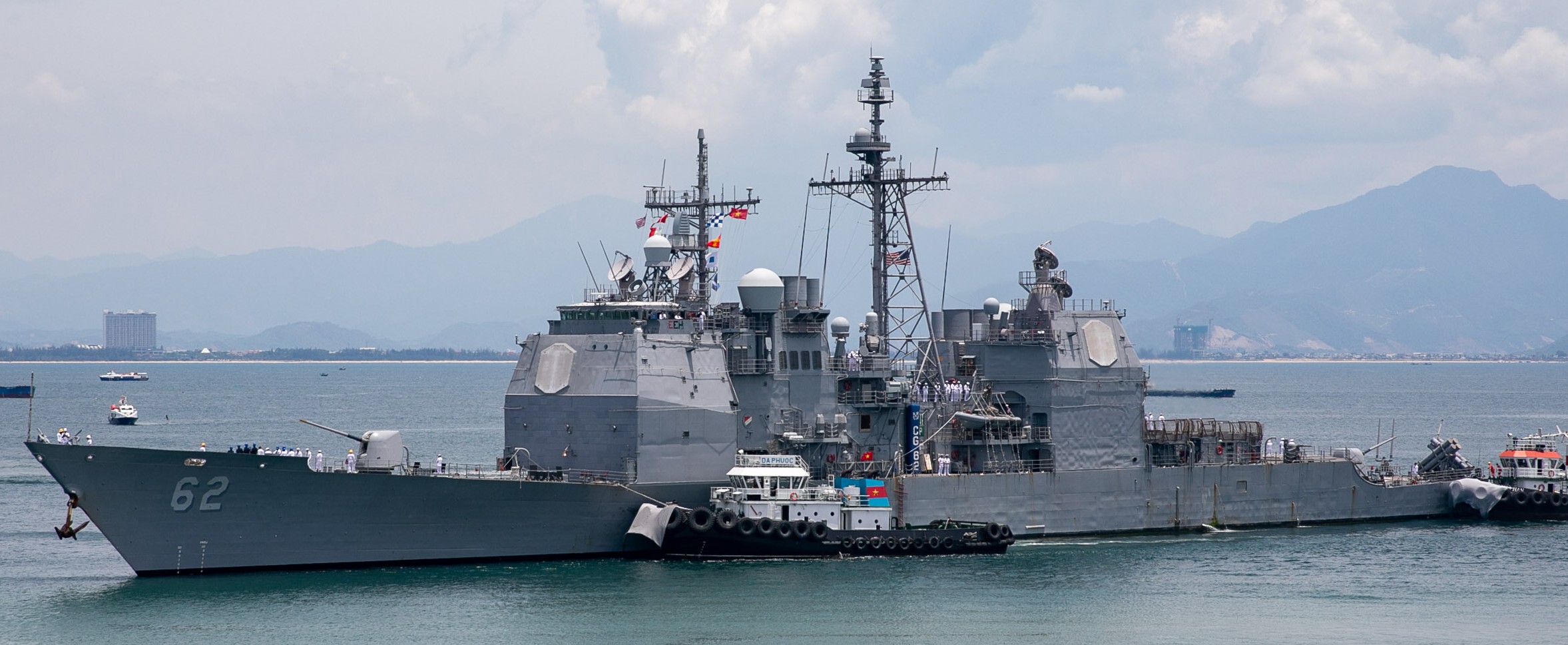 cg-62 uss robert smalls ticonderoga class guided missile cruiser aegis us navy da nang vietnam 05