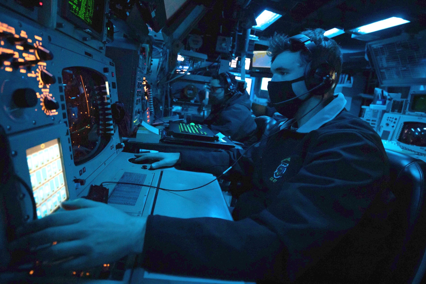 cg-67 uss shiloh ticonderoga class guided missile cruiser aegis us navy combat information center 80
