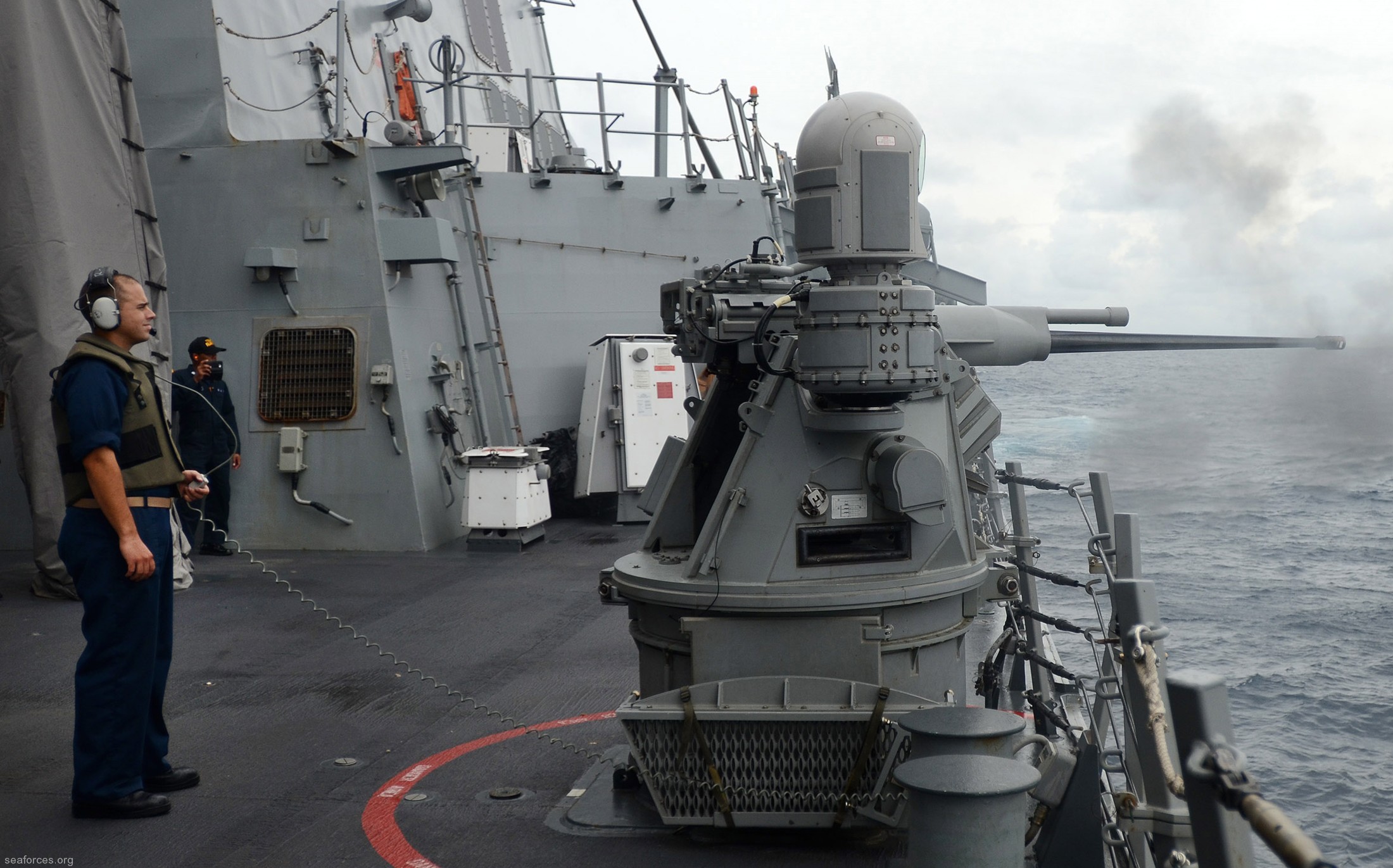 ddg-62 uss fitzgerald guided missile destroyer 2013 49 mk-38 mod.2 25mm machine gun system