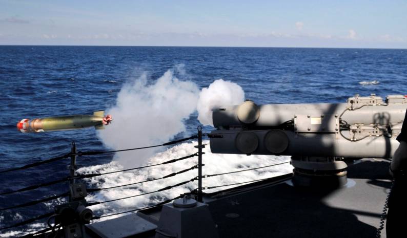 DDG-89 USS Mustin fires a recoverable exercise torpedo REXTORP from Mk-32 torpedo tubes SVTT