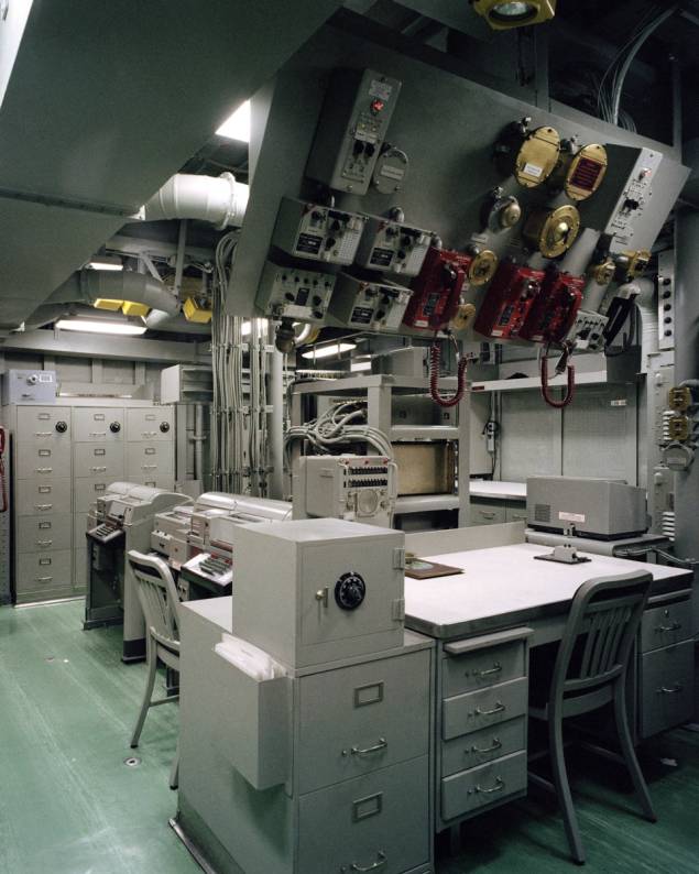 communications center aboard USS Gary FFG-51