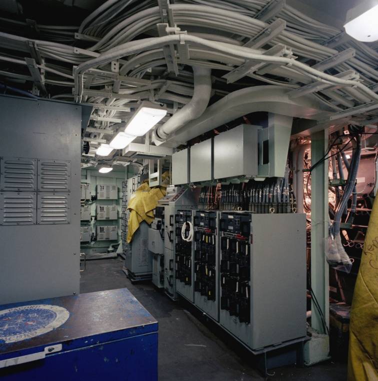 combat information center, identification friend or foe (IFF) and radar equipment room aboard USS Reuben James FFG-57