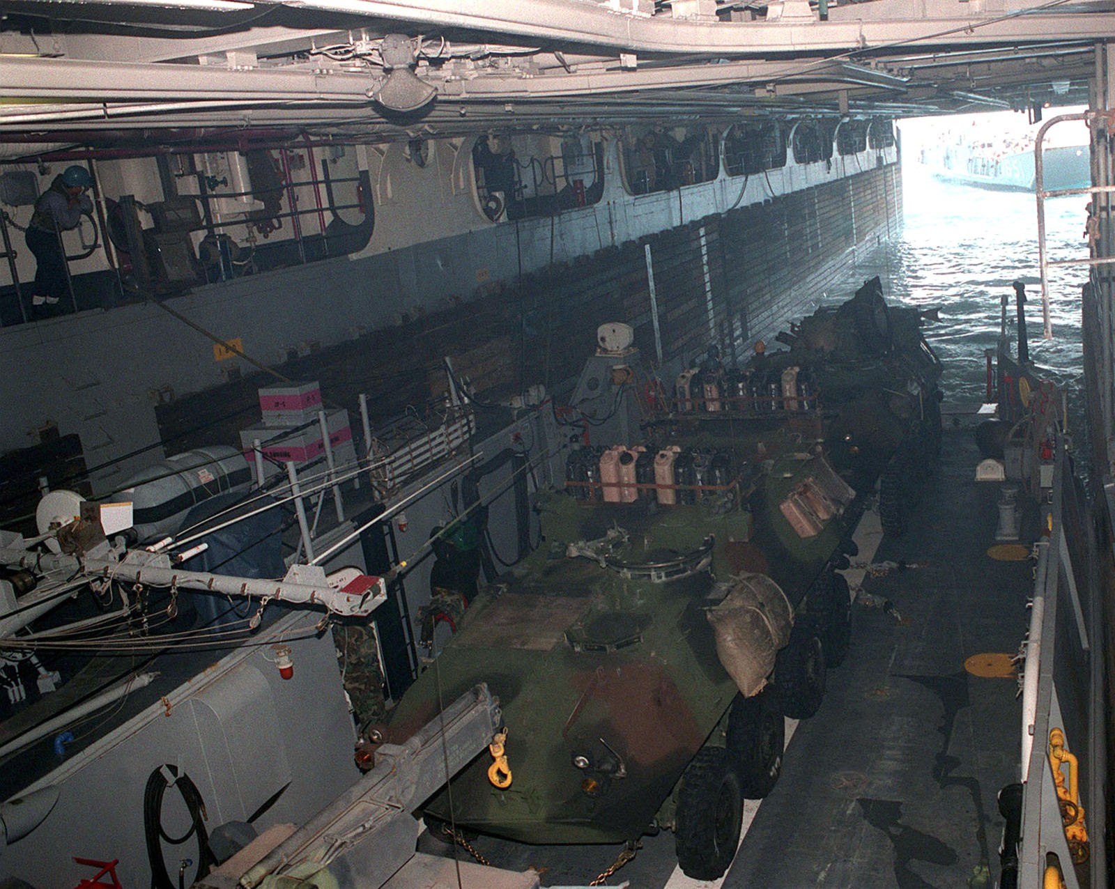 lha-1 uss tarawa amphibious assault ship us navy 98 well deck operations deep strike 98