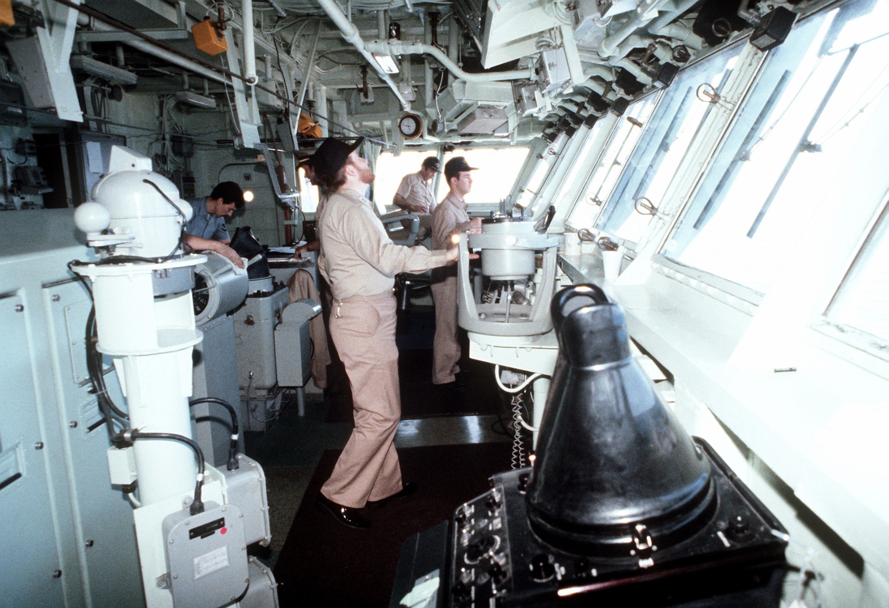 lha-4 uss nassau tarawa class amphibious assault ship us navy 66 bridge helm