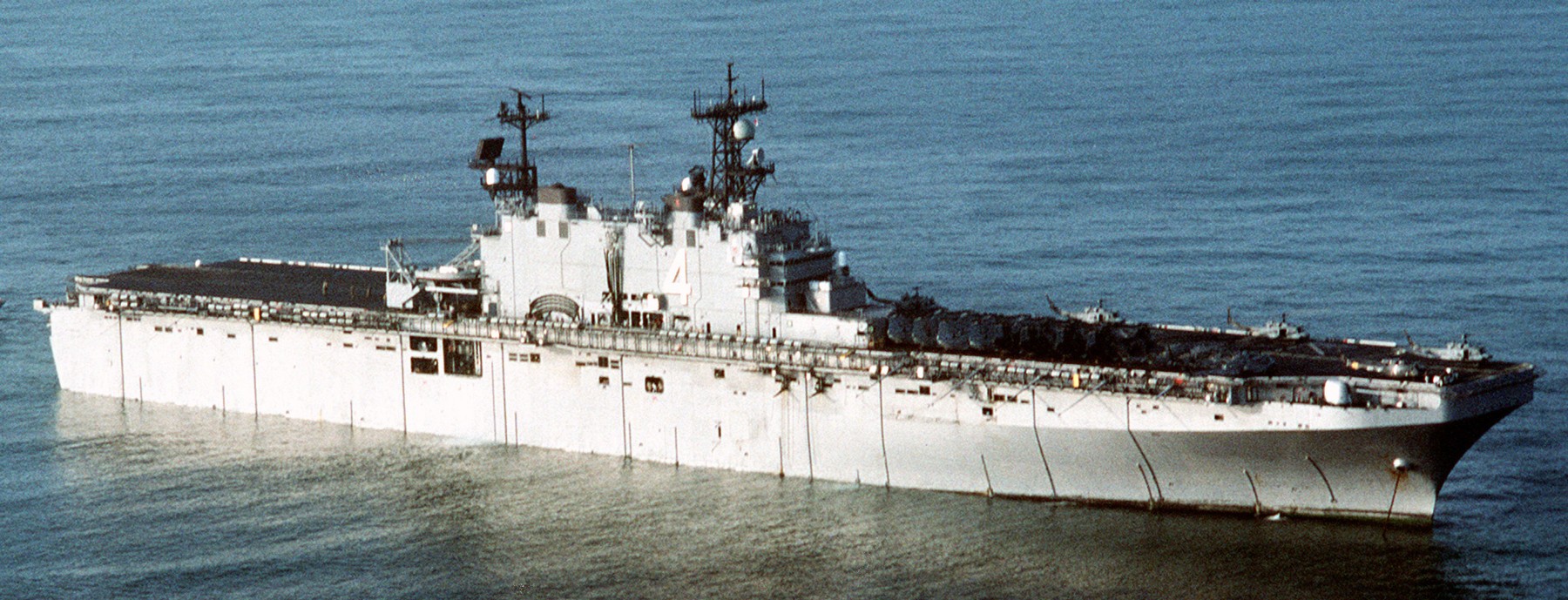 lha-4 uss nassau tarawa class amphibious assault ship us navy 128 desert storm