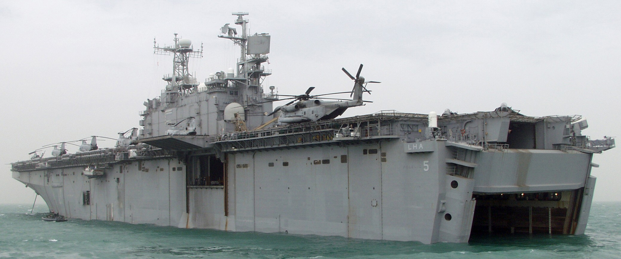 lha-5 uss peleliu tarawa class amphibious assault ship landing helicopter us navy hmm-163(rein) marines enduring freedom 03