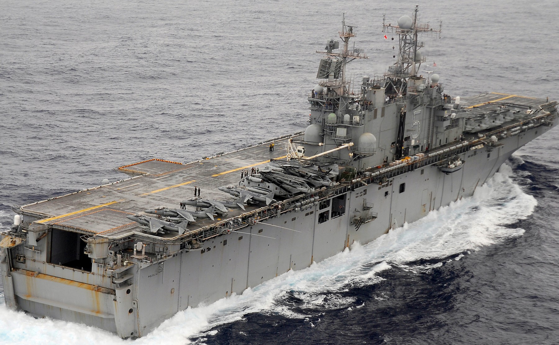 lha-5 uss peleliu tarawa class amphibious assault ship landing helicopter us navy hmm-165(rein) marines 45