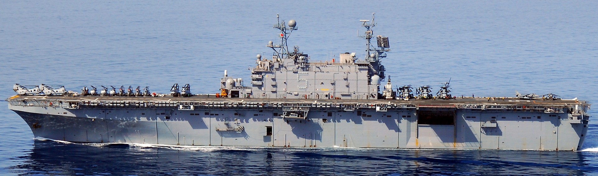 lha-5 uss peleliu tarawa class amphibious assault ship landing helicopter us navy hmm-165(rein) marines 51
