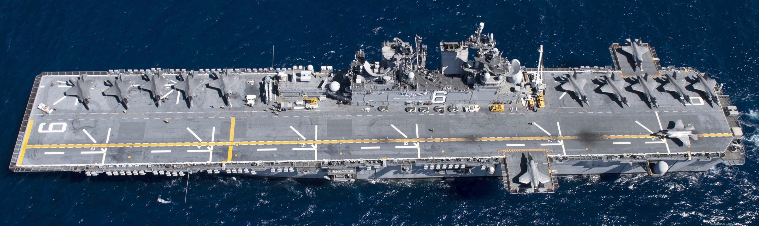 lha-6 uss america amphibious assault ship landing us navy marines 04
