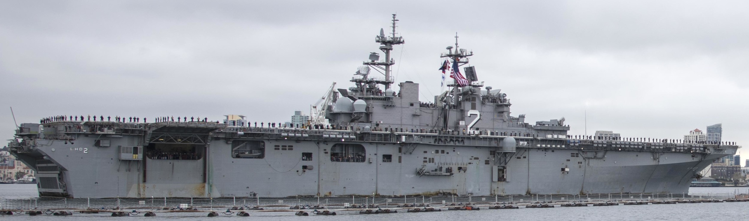 lhd-2 uss essex wasp class amphibious assault ship landing helicopter us navy marines returning naval base san diego 186