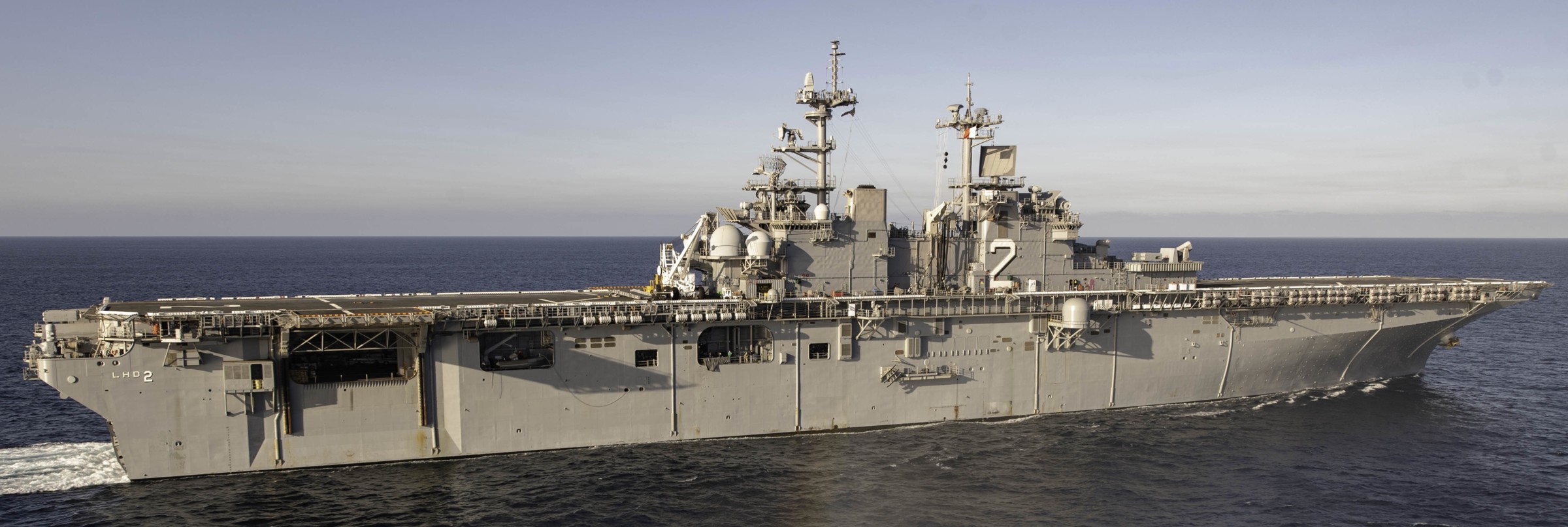 lhd-2 uss essex wasp class amphibious assault ship landing helicopter us navy marines 189
