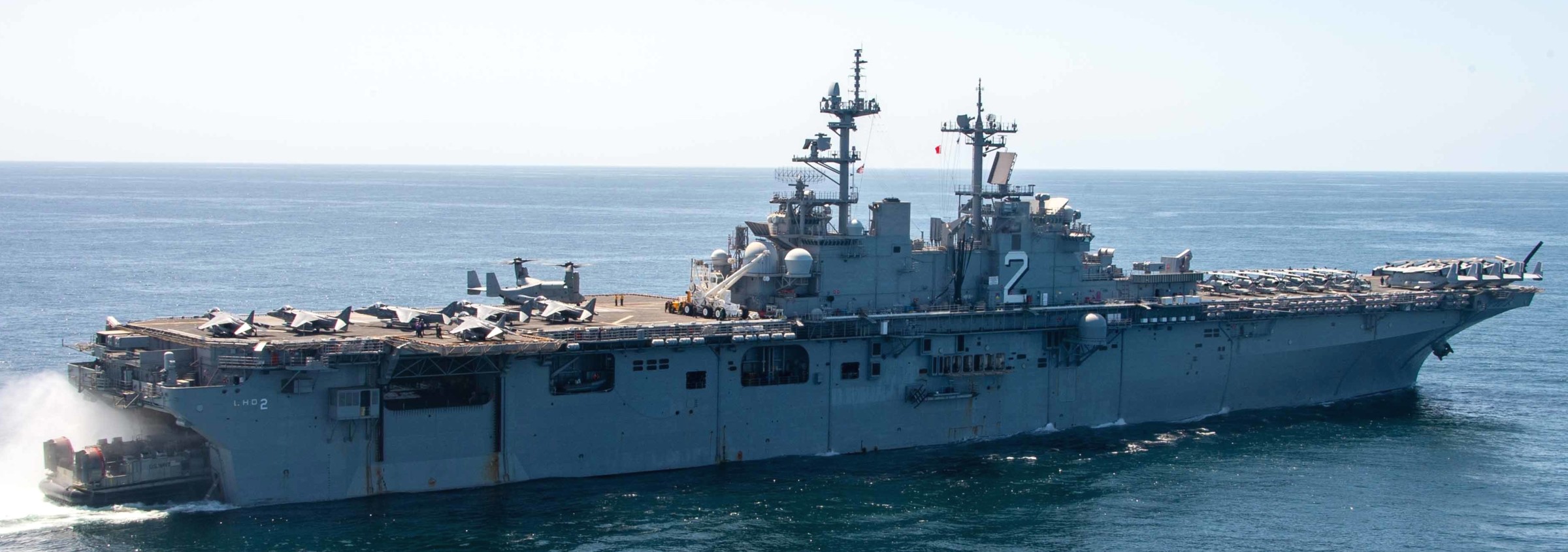 lhd-2 uss essex wasp class amphibious assault ship landing helicopter us navy marines vmm-165 204