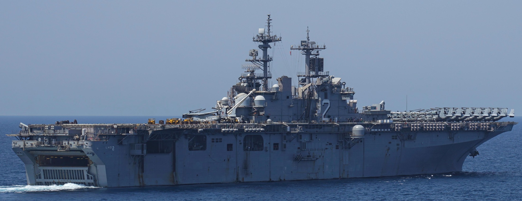 lhd-2 uss essex wasp class amphibious assault ship landing helicopter us navy marines vmm-165 217