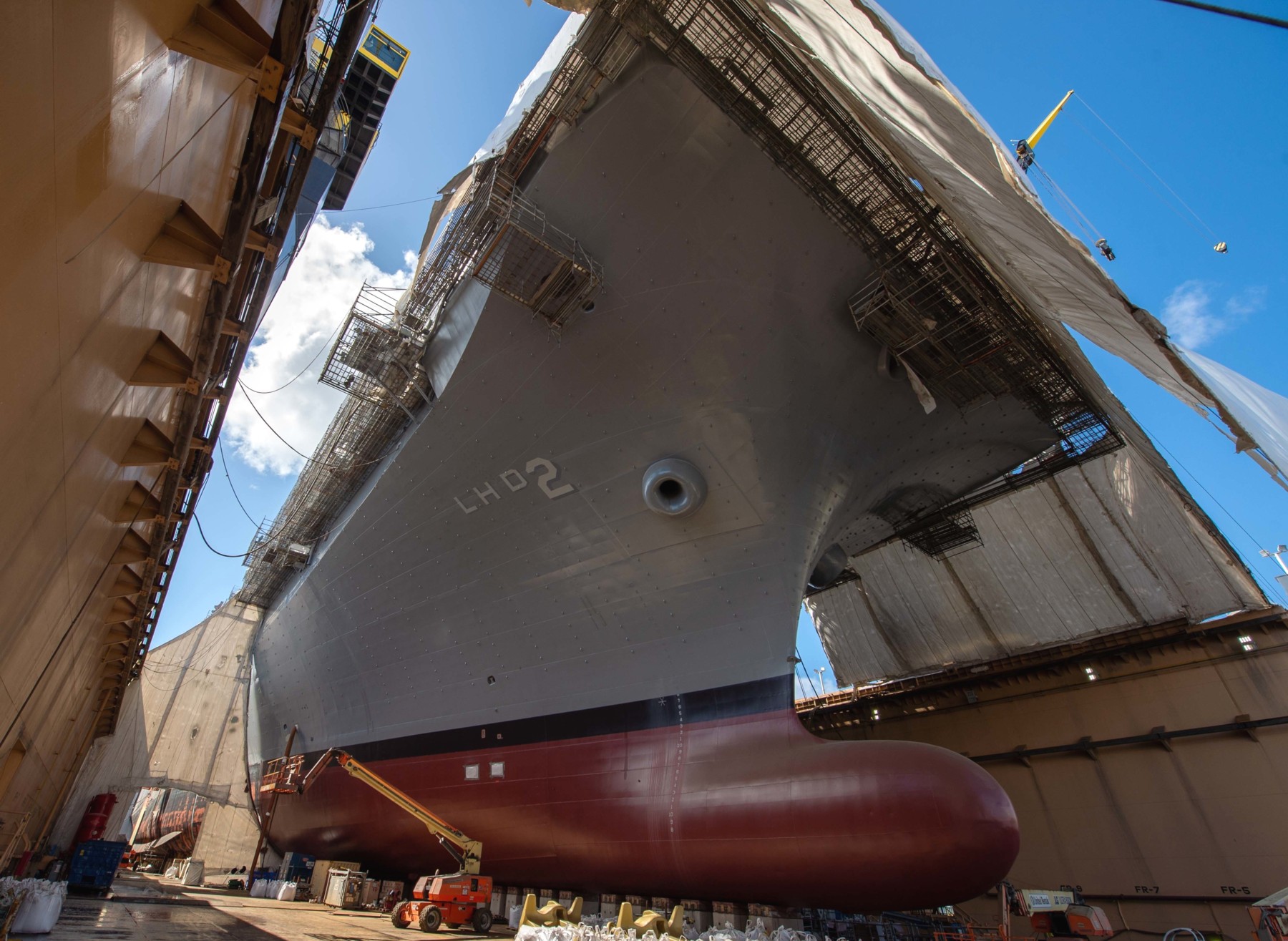 lhd-2 uss essex wasp class amphibious assault ship landing helicopter us navy dry dock bae systems san diego 247