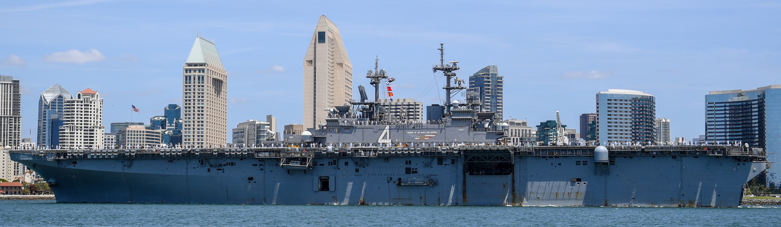 lhd-4 uss boxer wasp class amphibious assault ship landing helicopter dock us navy departing san diego 137