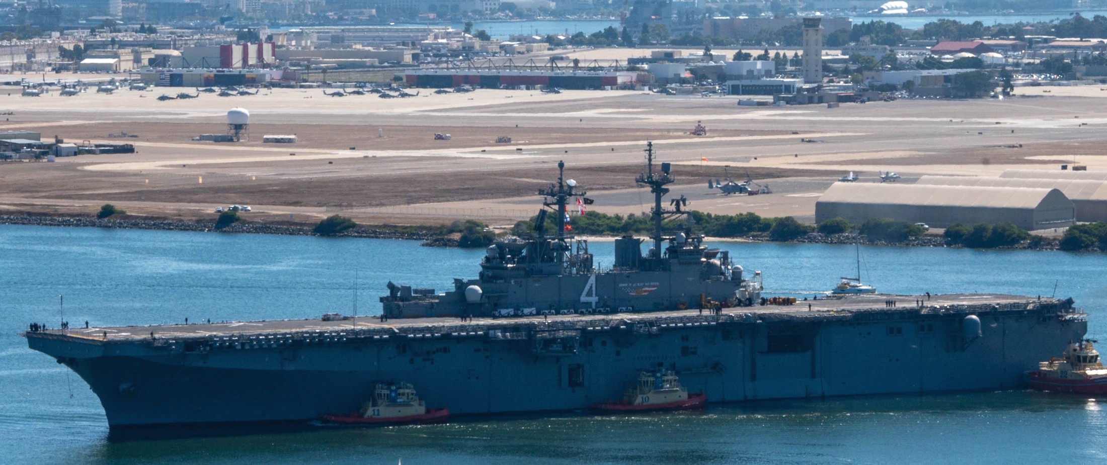 lhd-4 uss boxer wasp class amphibious assault ship landing helicopter dock us navy returning san diego sortie condition alpha 162