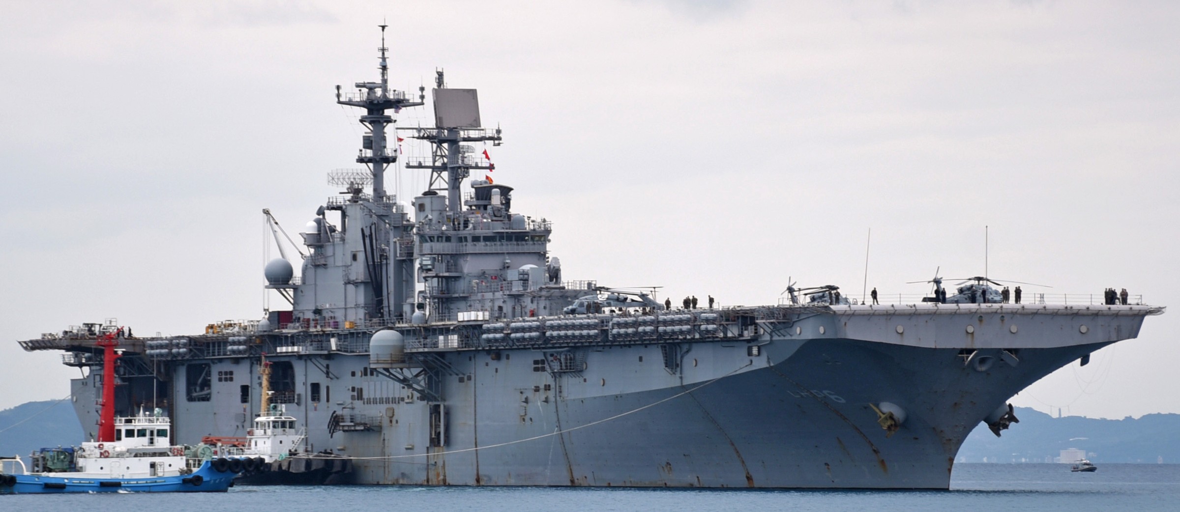 lhd-6 uss bonhomme richard amphibious assault ship landing helicopter dock wasp class us navy white beach okinawa 32