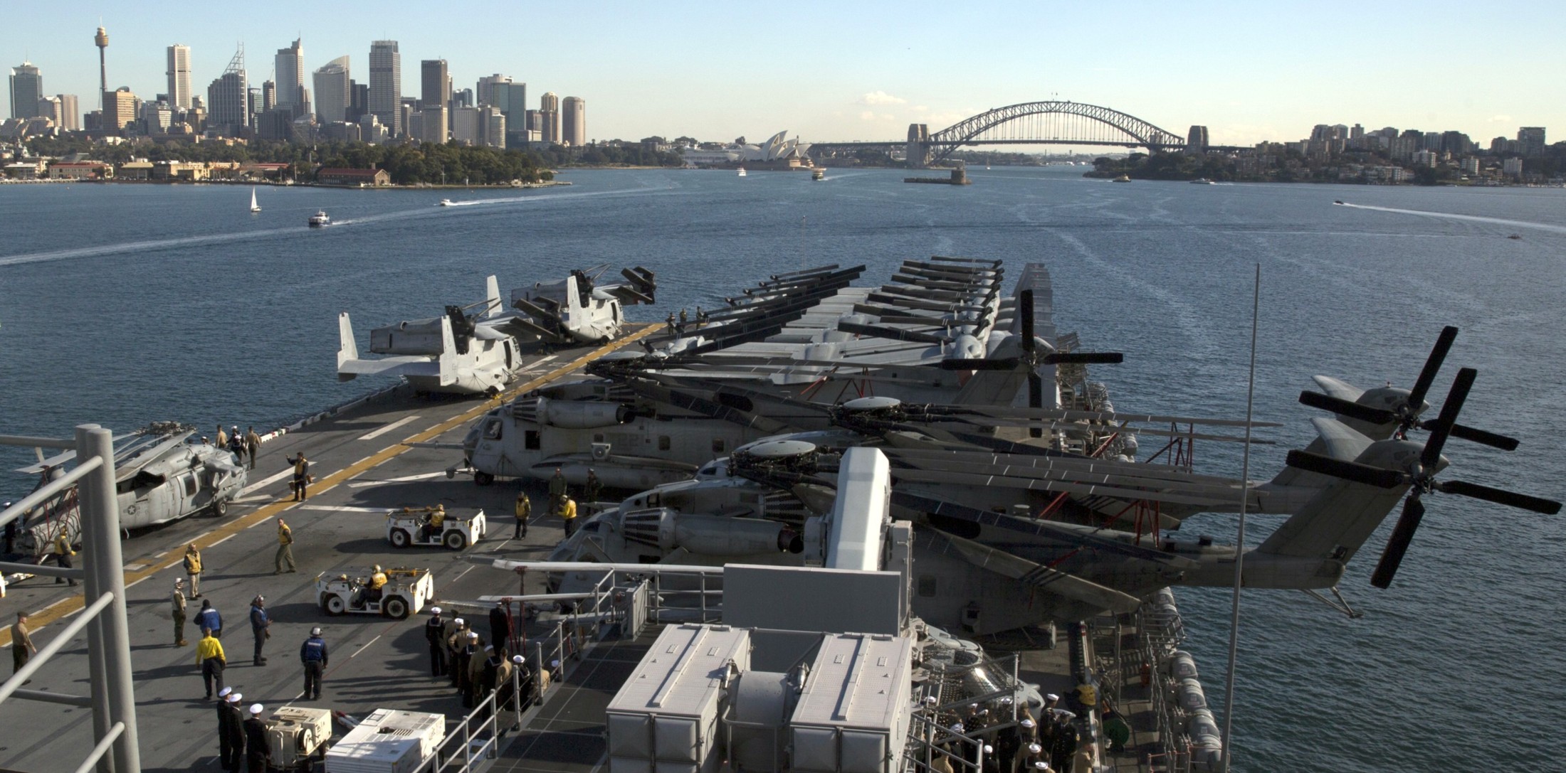 lhd-6 uss bonhomme richard amphibious assault ship landing helicopter dock wasp class us navy sydney australia 85