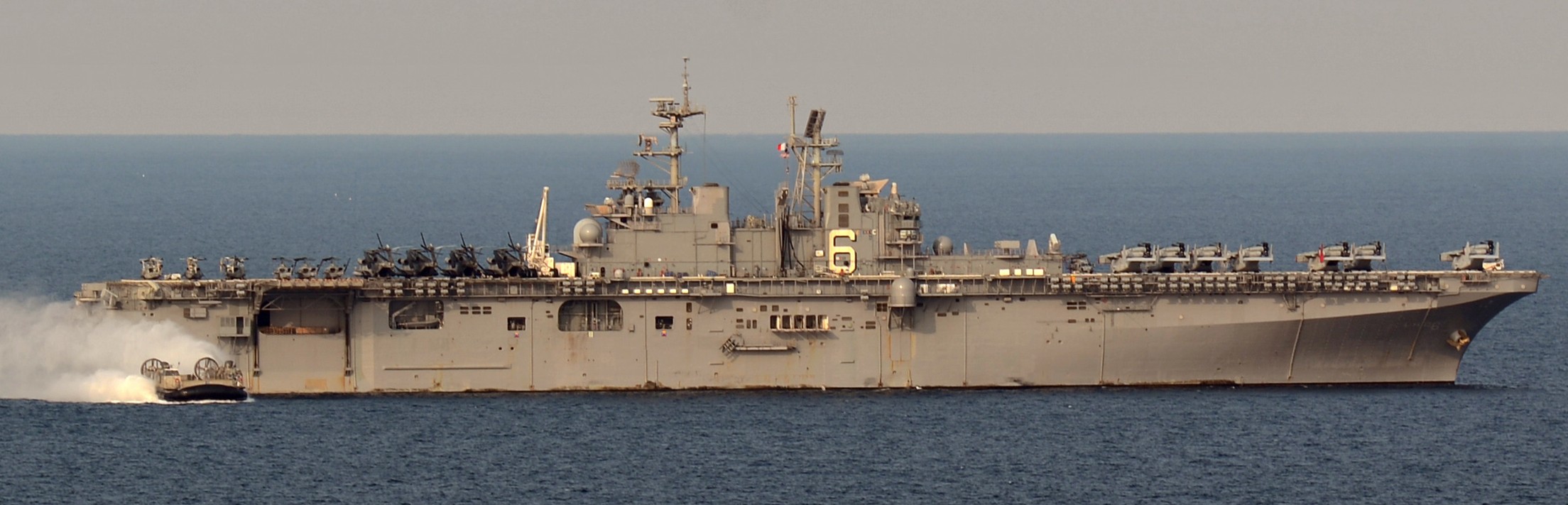 lhd-6 uss bonhomme richard amphibious assault ship landing helicopter dock wasp class 161