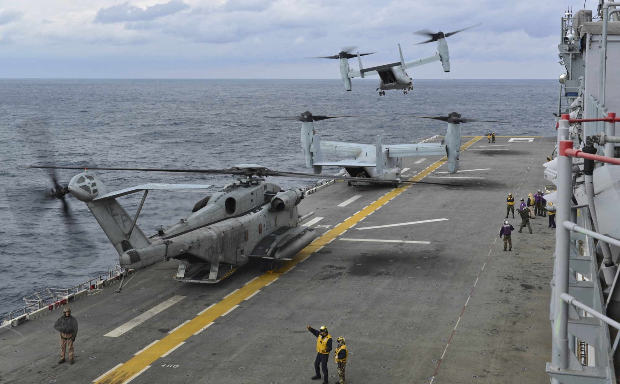 lhd-6 uss bonhomme richard amphibious assault ship landing helicopter dock wasp class us navy super stallion mv-22b 163