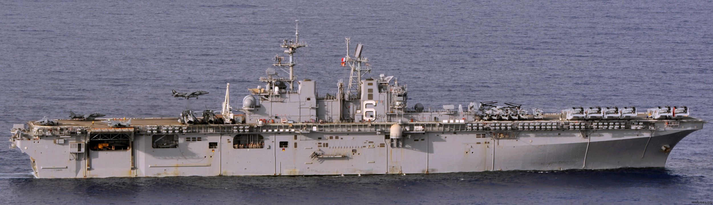 lhd-6 uss bonhomme richard amphibious assault ship landing helicopter dock wasp class 177