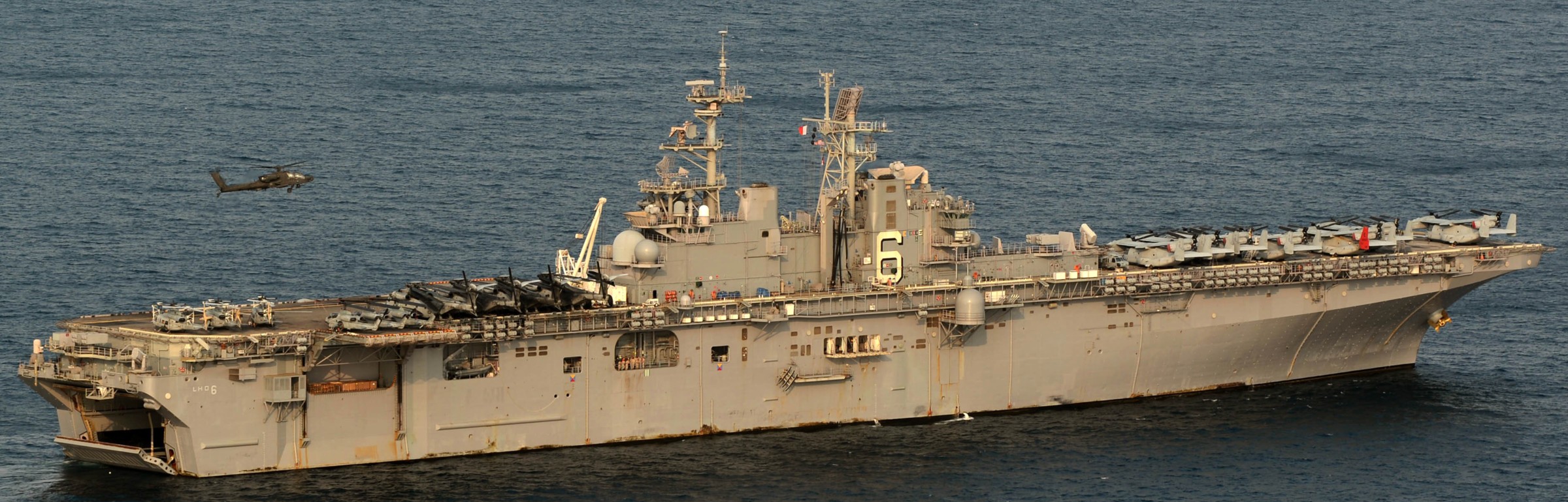 lhd-6 uss bonhomme richard amphibious assault ship landing helicopter dock wasp class us navy army ah-64 apache 262