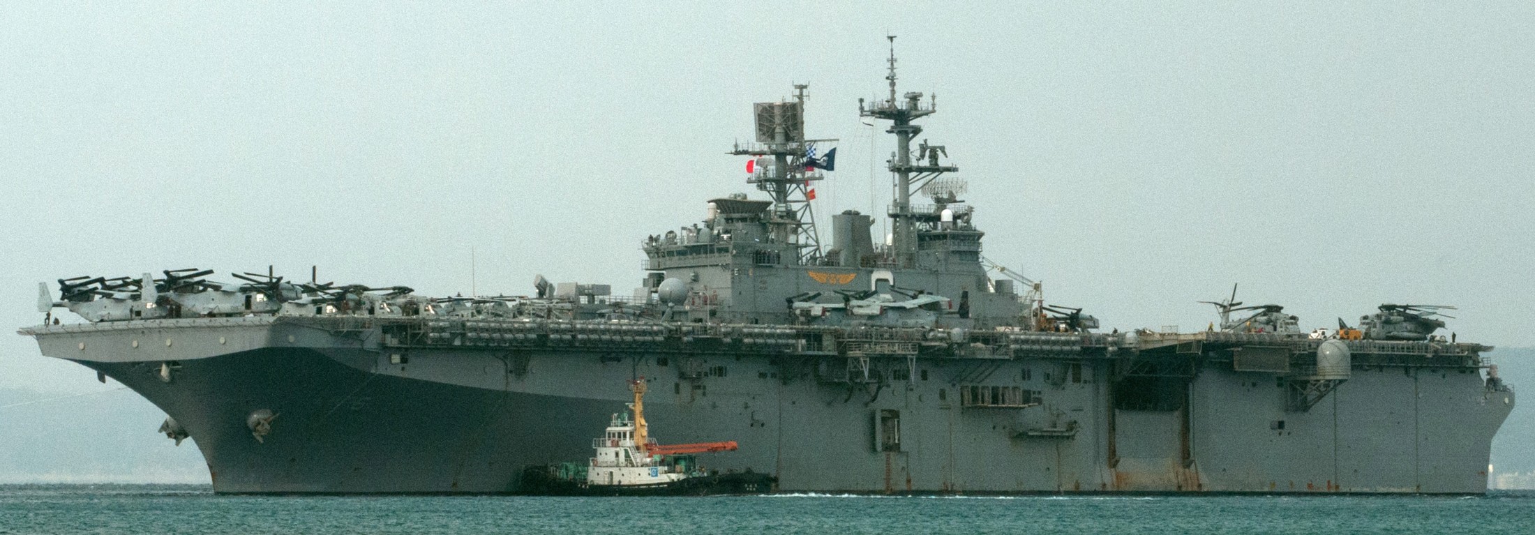 lhd-6 uss bonhomme richard amphibious assault ship landing helicopter dock wasp class us navy departing white beach okinawa 275