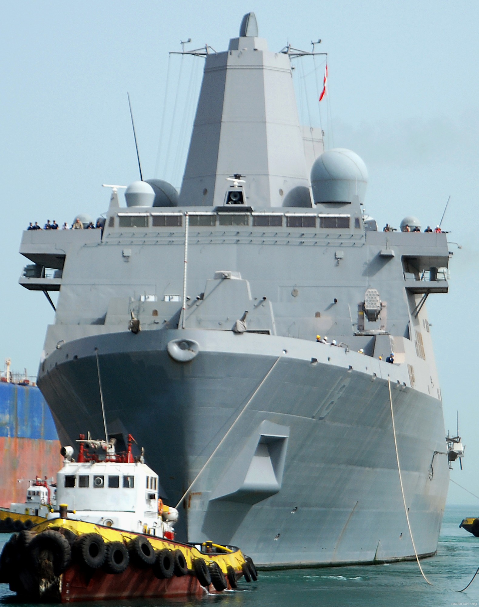lpd-18 uss new orleans san antonio class amphibious transport dock landing ship 58 bahrain