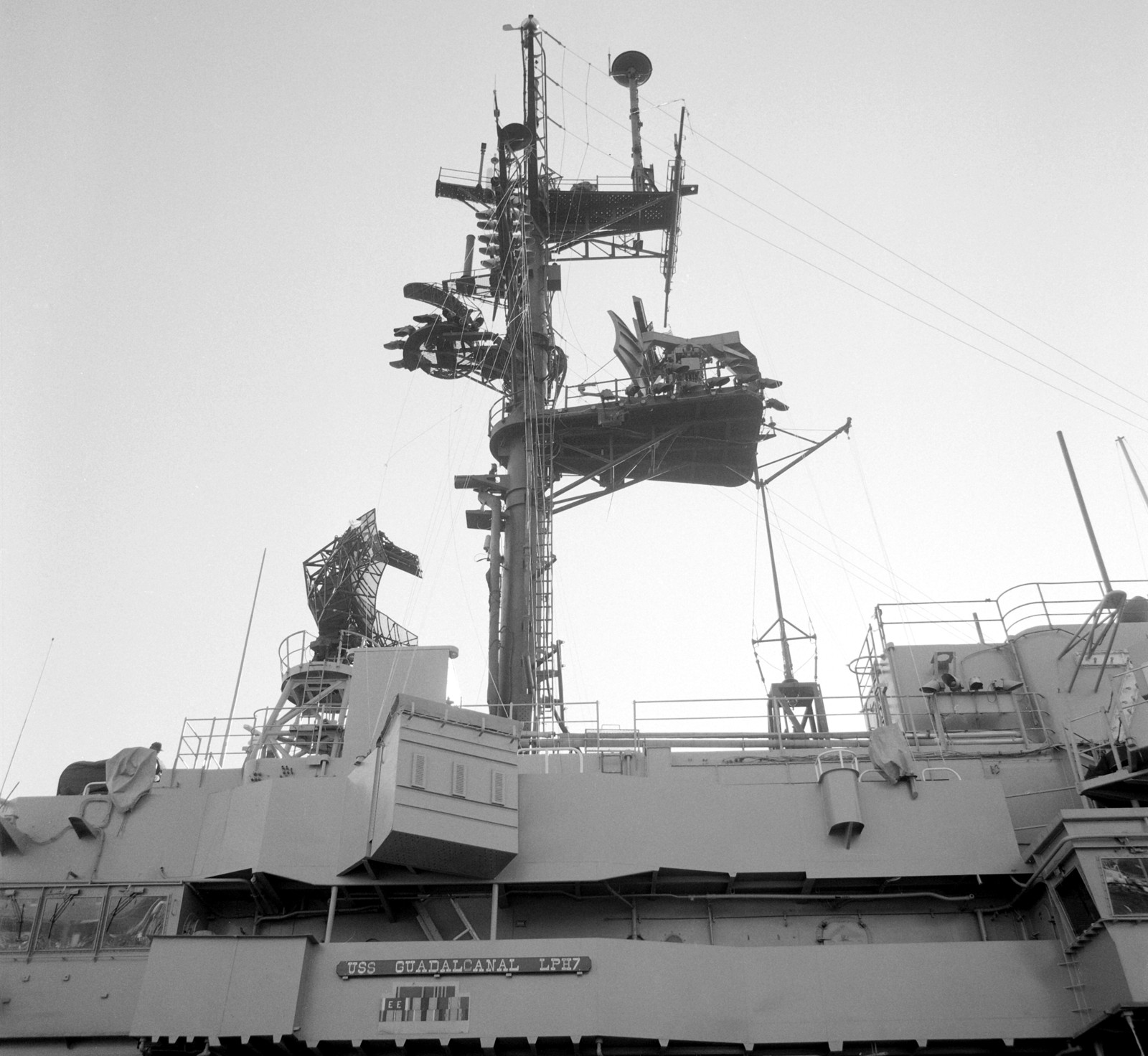 lph-7 uss guadalcanal iwo jima class amphibious assault ship landing platform helicopter us navy 22 mast antenna