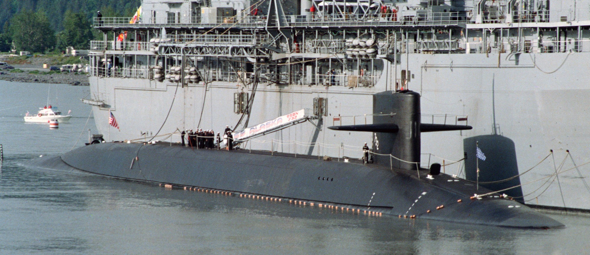 ssbn-732 uss alaska ohio class ballistic missile submarine 1987 14 uss mckee as-41 submarine tender