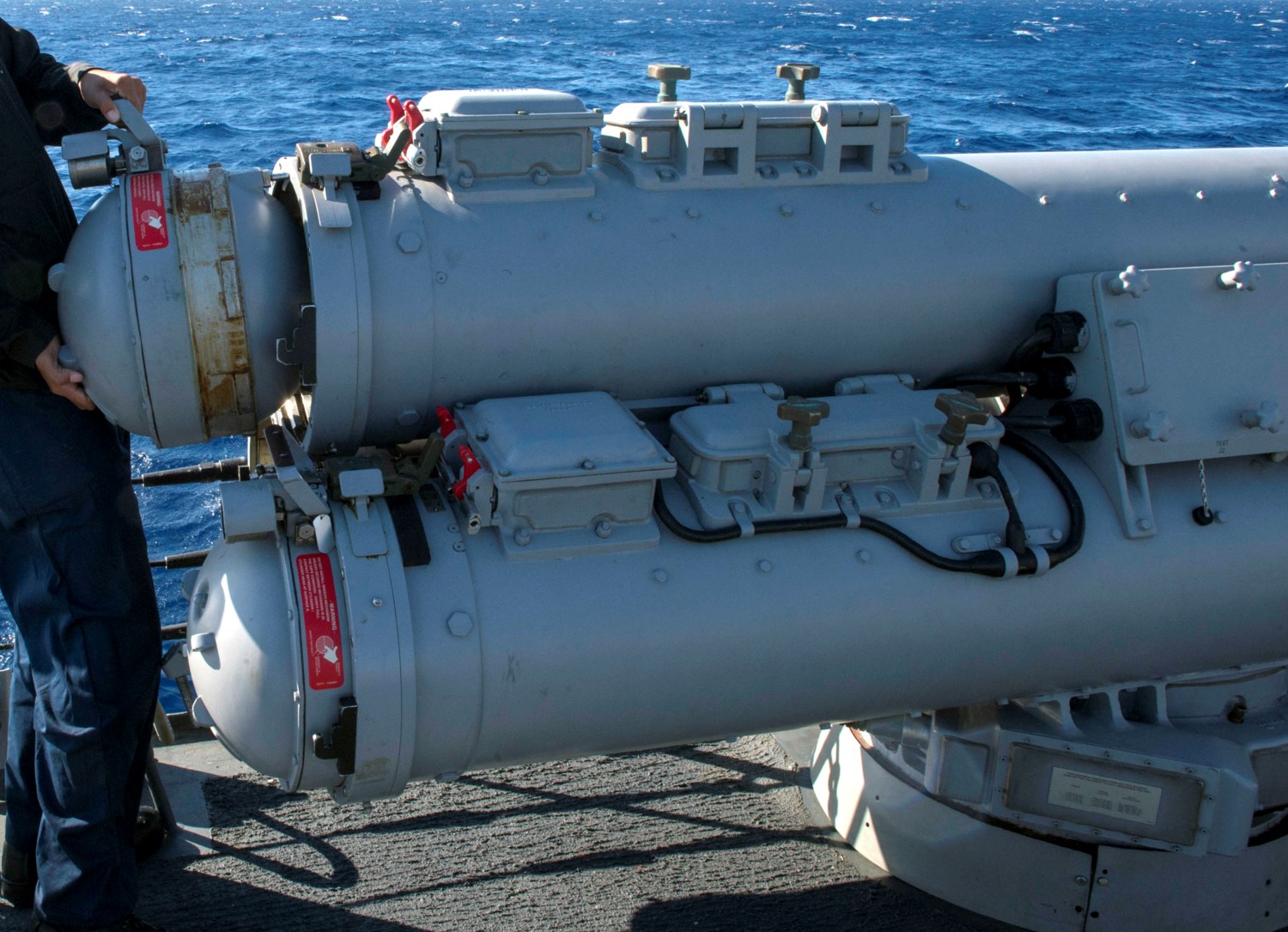 http://www.seaforces.org/wpnsys/SURFACE/Mk-32-SVTT_DAT/Mk-32-torpedo-tubes-015.jpg