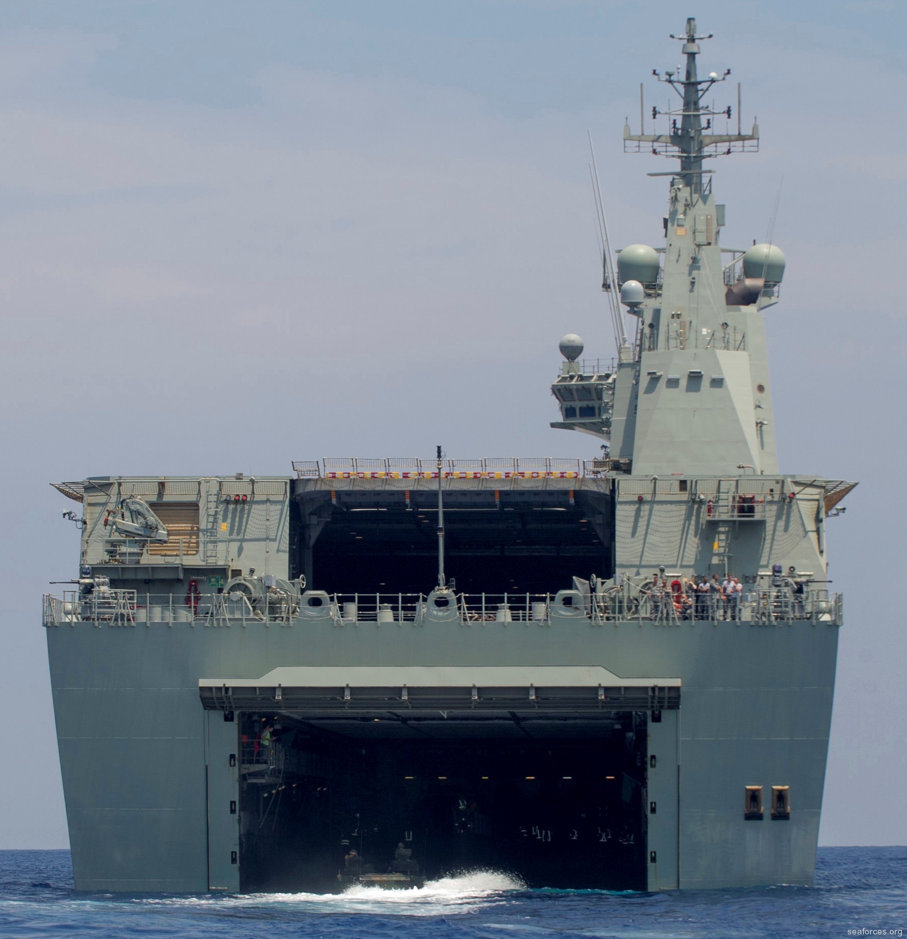 l-01 hmas canberra amphibious landing ship helicopter dock lhd royal australian navy 2016 03 stern gate well deck