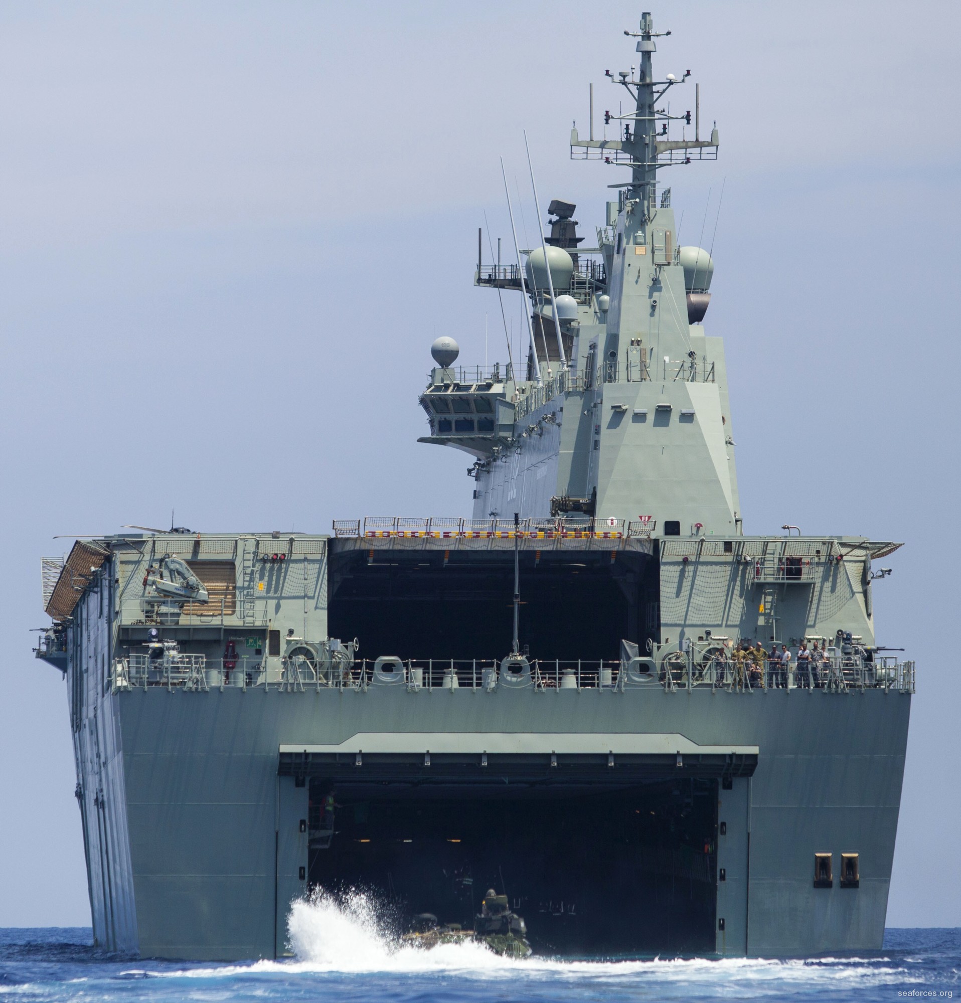 l-01 hmas canberra amphibious landing ship helicopter dock lhd royal australian navy 2016 15