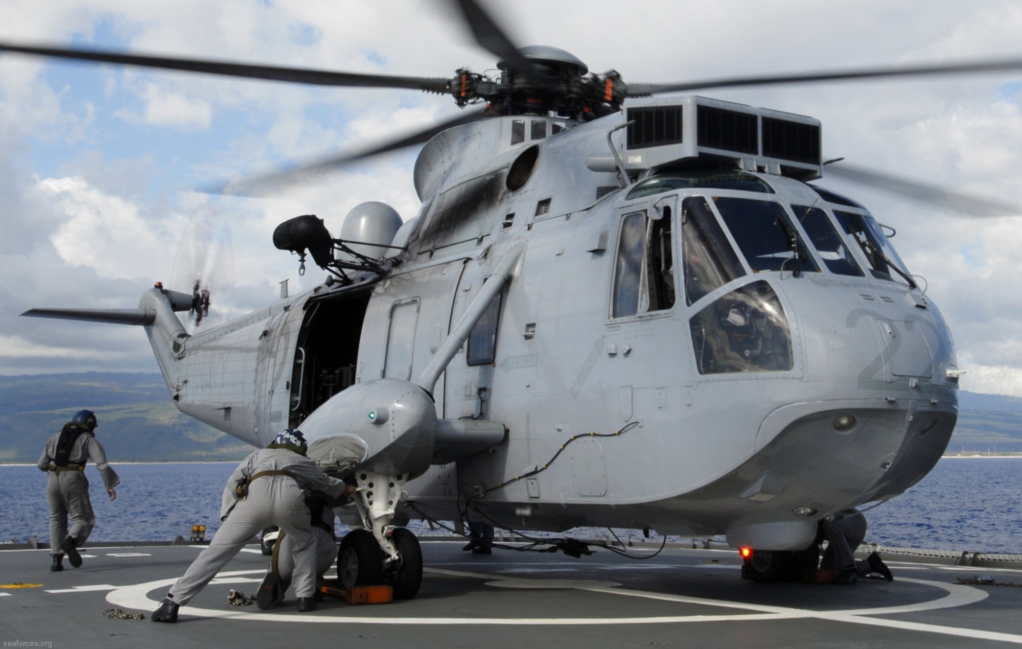l-50 hmas tobruk landing ship heavy amphibious lsh sea king sh-3 helicopter 10